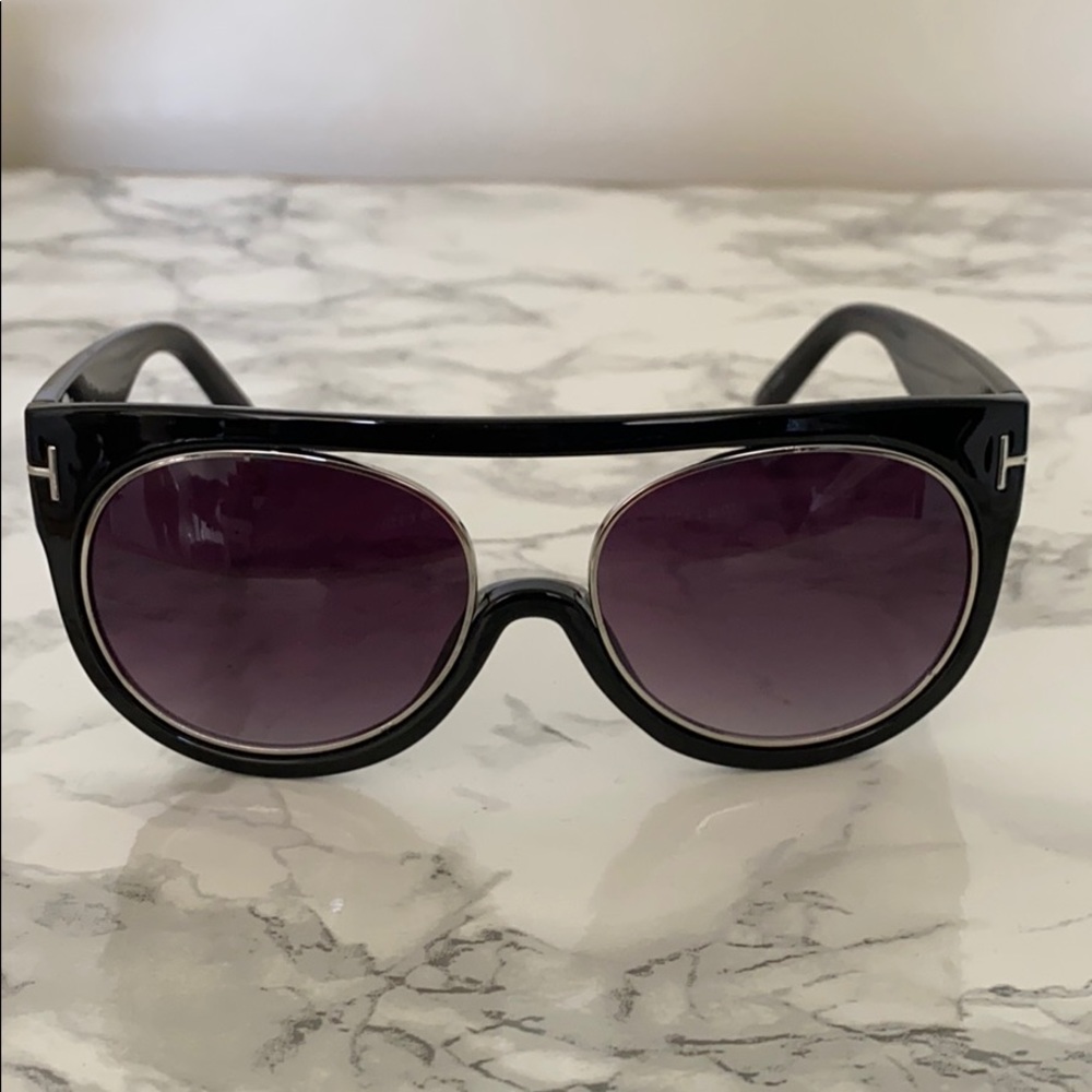 Black sunglasses by Nasty Gal